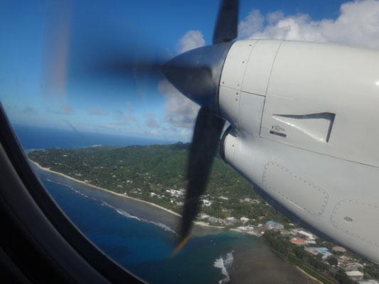 Der Strand von Avarua unter uns... Rarotonga wird kleiner und kleiner