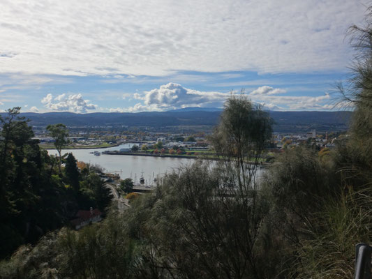 Blick zu den Vororten der Stadt und dem dort bereits breiterem Tamar River, der seinen Weg Richtung Meer durch nunmehr flaches Land fortsetzt. 