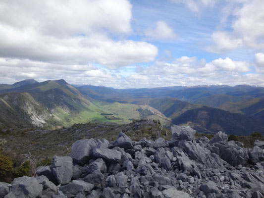 Blick zur anderen Talseite in eines der vielen Täler