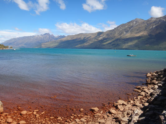 Faszinierende Farben am Lake Wakatipu an der Hafenpromenade in Glenorchy