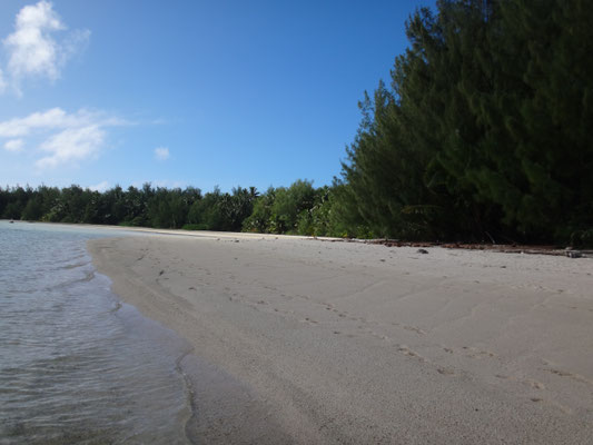 Noch ein wunderbar einsamer Strand einer kleinen vorgelagerten Insel