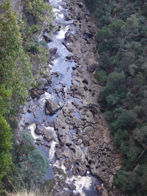 Lustige runde Auswaschungen im Flussverlauf