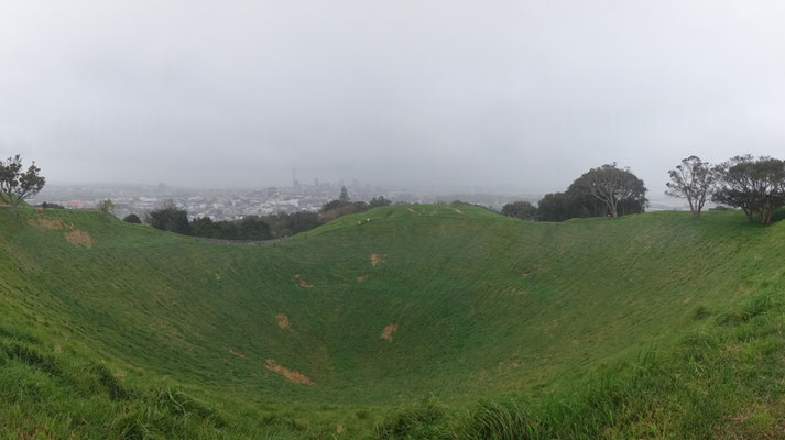 Mt. Eden mit einem Hauch von Auckland im Regenschleier (dafür Panorama ;))