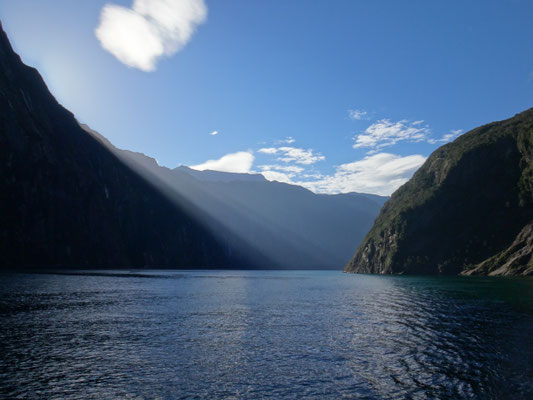 Der Weg raus aus dem Fjord lag in wunderbar wärmenden Sonnenschein