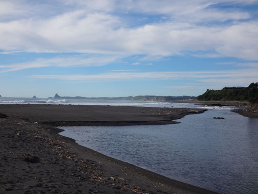 Oakura Beach... hinten der aufragende Berg gehört bereits zu Ney Plymouth