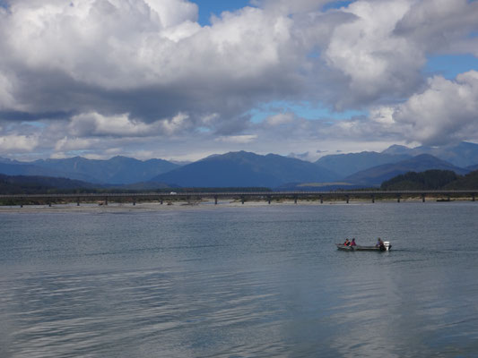 Blick von Hokitika auf die Eingangstraße in die Stadt