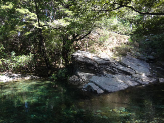 Direkt neben einem klaren (und sehr kalten) Fluss zum Erfrischen