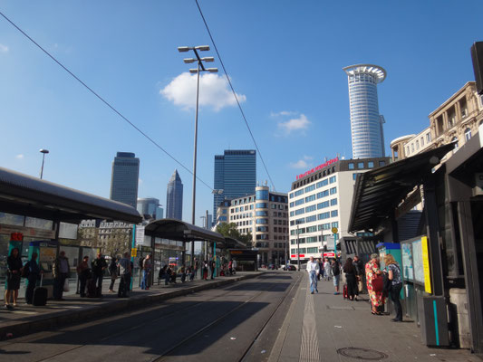 Am Bahnhof mit Blick auf die Skyline von Frankfurt Main