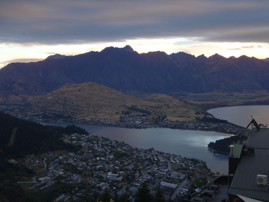 Unter uns liegt Queenstown 