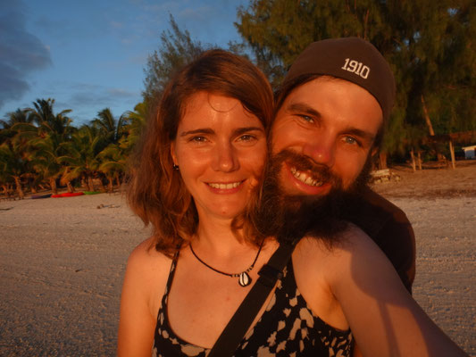 Ein romantischer Strandspaziergang. Wir warten auf den Sonnenuntergang