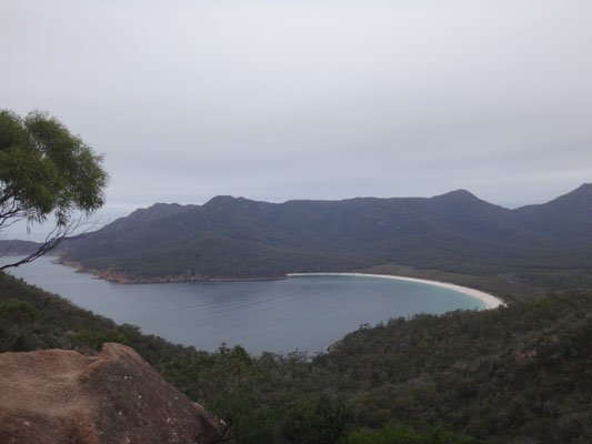 Wineglas Bay von oben... Von noch höher erinnert die Bucht... ja an was wohl? Ein Weinglas natürlich! :) 