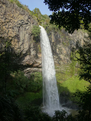 Wie ein Band stürzt das Wasser nach unten