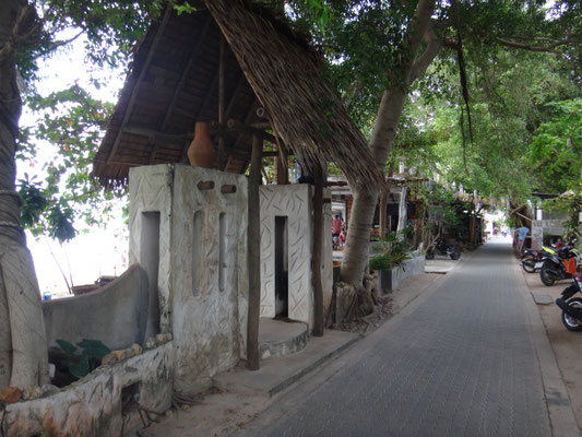 Die kleine Straße vor unserem Hotel