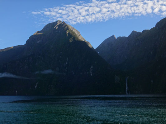 Tiefe Wolken, hohe Berge und ein Wasserfall... Fjordlandschaft, die begeistert