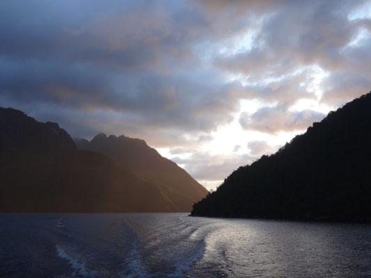 Die letzte Biegung hinter uns lassend haben wir den Lake Manapouri fast überquert