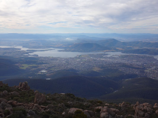 Hobart erstreckt sich unter uns