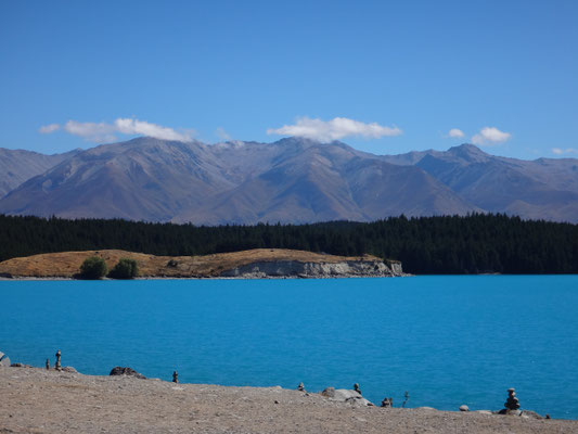 Viele Steinmännchen am Ufer des Lake Pukaki