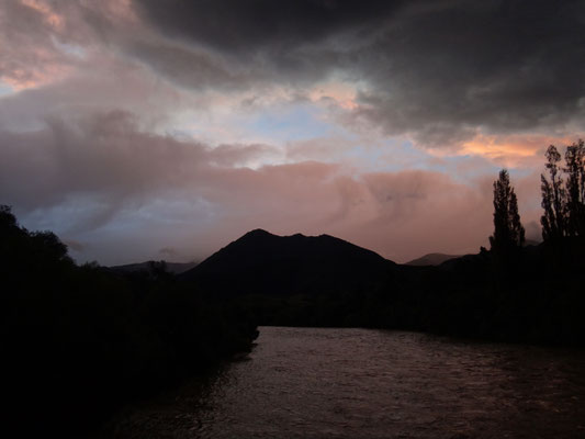 Blick von der Swingbridge auf den wilden Motueka River am Abend