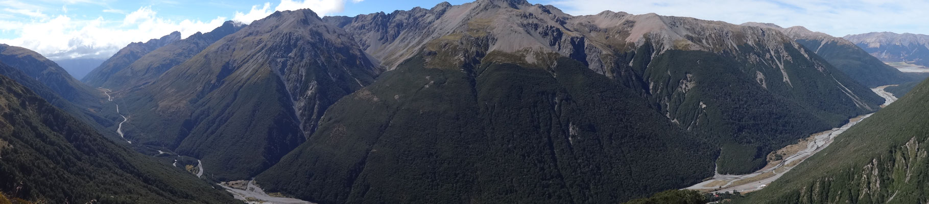 Blick auf die gegenüberliegenden Berge von Arthurs Pass Village