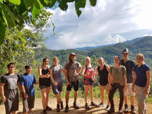 Unsere Gruppe von li nach re: Guide 1, Mr. K., Nadine, Anja, Kai, Katrin, Manu, Marina, Mario, Alice