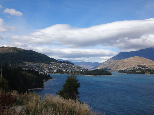 Von der Ferne sieht es ganz friedlich aus: Wir blicken zurück auf Queenstown