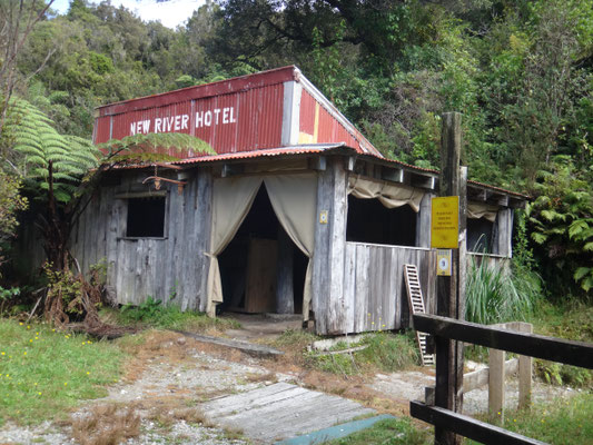 Der provisorische Pub in der Bergbausiedlung