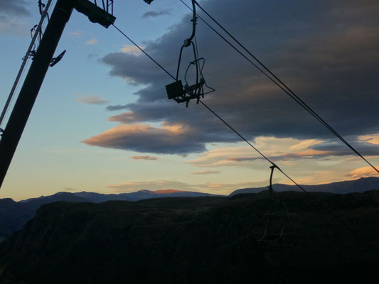 Eine Seilbahn in der Dämmerung