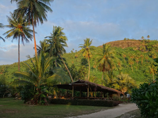 Im Hintergrund der höchste Berg von Aitutaki, Mount Maungapu