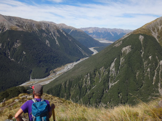 Blick in Richtung Christchurch... Der Anstieg rechts gehört zum Mount Bealy