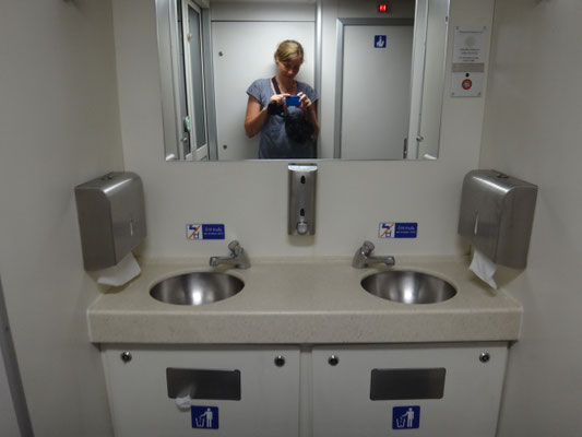 Viel Platz und Möglichkeit zur abendlichen und morgendlichen Hygiene