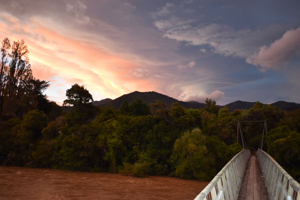 Wolkenspiel und Abenddämmerung im Motueka Valley 