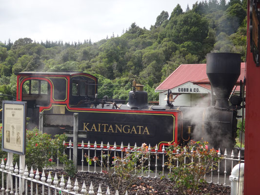 Die Dampflokomotive wartet auf ihre Abfahrt