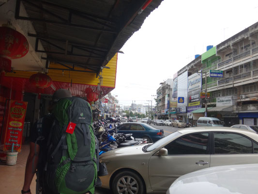 Auf der Suche nach unserem Bus in Phitsanulok