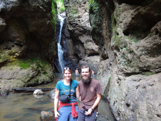 Im Hintergrund das Wasserloch samt Pam bok Wasserfall