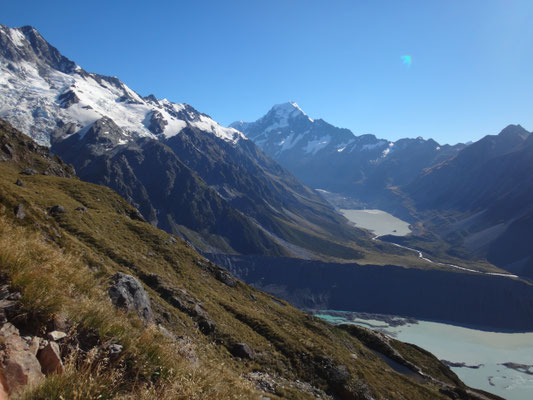 Jetzt gehts ohne Stufen den Hang hinauf... im Hintergrund ein Blick auf das Hooker Valley mit dem Hooker Gletscher, wo wir gestern waren