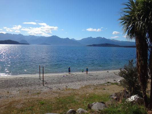 Am Strand von Lake Manapouri... Wenn wirs nicht besser wüssten, könnte es auch ein Strand am Meer sein... 