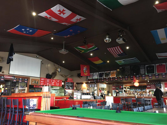 Eine bunte Sportsbar lud in Whitianga zum Verweilen ein