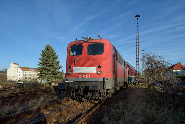 132 293 im frischen DR-Dress beim Agro Service in Bischofswerda. Am Haken hat sie 140 772 die den Kesselwagenzug später in Dresden übernehmen sollte, Dezember 2015.