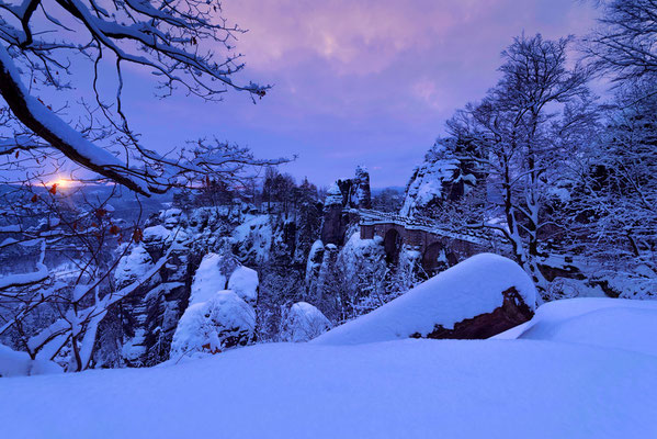 Sonnenaufgang an der tief verschneiten Bastei.