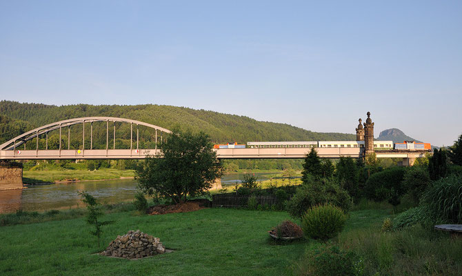 Kurz bevor der Zug sein Ziel Bad Schandau erreicht muss er noch die Elbe auf der Carolabrücke überqueren. 04.06.11, 06:42 Uhr