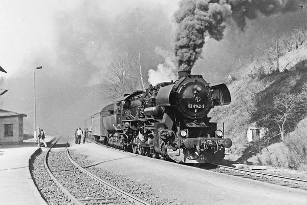 52 8142 im Planeinsatz mit einem Zug aus "Genickschusswagen" nach Bautzen. Diesen Spitznamen handelten sich die 2 - oder 3-achsigen Wagen dank ihres geringen Fahrkomforts ein...