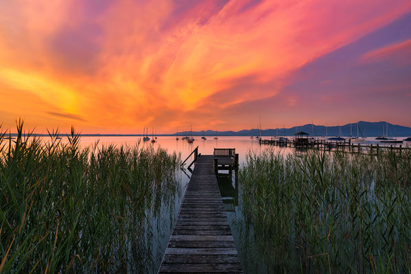 Es ist ein eher wechselhafter Sommer im Jahr 2023. Für die Sonnenauf - und Untergänge am Chiemsee war dies aber nur gut. 