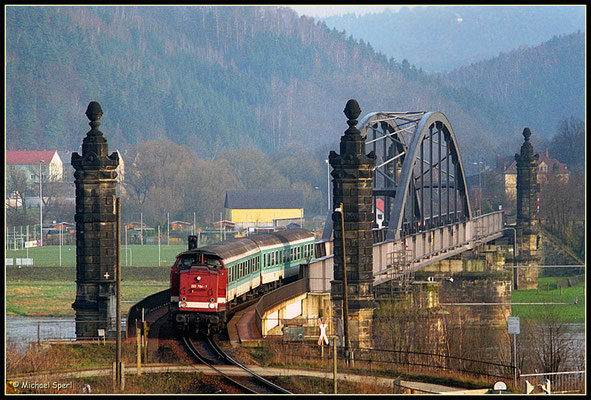 Nach überqueren der Bad Schandauer Carolabrücke hat 202 764 mit ihrer RegionalBahn am 1.April 2001 die Endstation ihrer Reise erreicht, die im Morgengrauen in Bautzen ihren Ausgang nahm. Foto: Archiv Michael Sperl