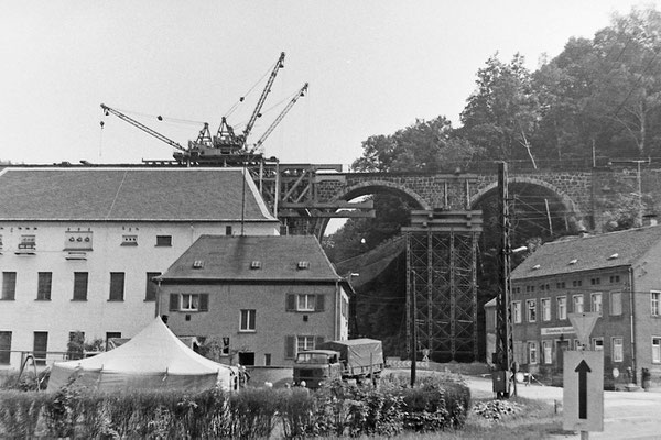 Bau der Behelfsbrücke am alten Hainersdorfer Viadukt.