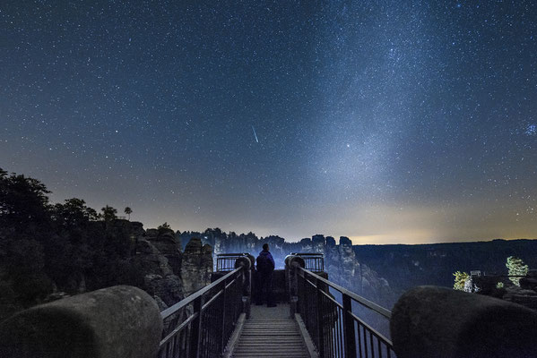 Am Tage wälzen sich hier die Touristen entlang und dies ist ein hart umkämpfter Fotospot. Nachts hat man seine Ruhe ;-) Am Himmel grüßt sogar eine Sternschnuppe, die ich erst zu Hause am Monitor entdeckt habe. 