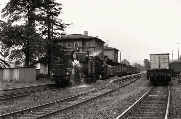 In Wilthen war für den Nahgüterzug 65274 die halbe Strecke zurückgelegt . Bis Bischofswerda ist es noch ein Stückchen . Die Dampflokpersonale nutzen den Zwichenhalt um hier Auszuschlacken und Wasser zu nehmen, 1988. Foto: Lutz Morgenstern