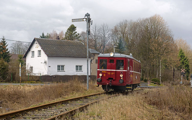 Zwischendurch ein Abstecher zur "Glasbahn" Ceska Kamenice - Kamenicky Senov. Der Museumsbahnbetrieb mit dem "Hurvinek" M 131. 1302 wurde in dieser Saison verlängert von Ende März bis Ende Oktober. Hier am Einfahrtssignal von Kamenicky Senov, 26.03.16