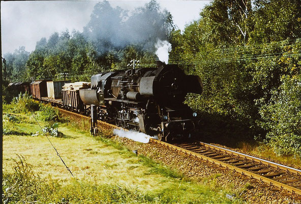 Sommer in der Oberlausitz. Der Nahgüterzug 65277 aus Bischofswerda hat die Einfahrt Neukirch passiert. 1987 fuhren auf dieser Strecke täglich noch 6 Güterzüge mit Dampfloks. Foto: Lutz Morgenstern