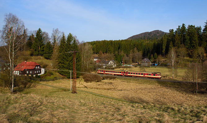 Frühlingsmorgen in Mlýny. Der Os 6655 Rumburk-Decin fährt nach Bedarf an den Wochenenden noch mit einem Triebwagen der Baureihe 854. Hier rollt der Zug durch das malerische Kamnitztal bei Mlýny. 03.04.2016