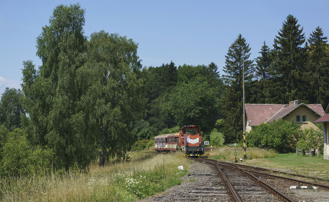 714 027-0 von Mikulášovice nach Rumburk erreicht die idyllisch gelegene Bahnstation von Panský, 30.06.18